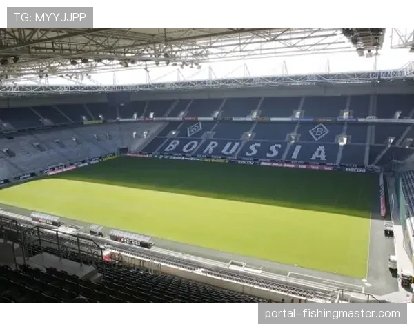 特写：门兴格拉德巴赫球迷在普鲁士公园球场悼念已故俱乐部传奇